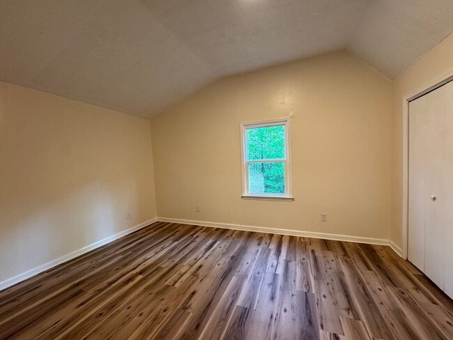 Building Photo - Well Maintained 3 Bedroom 2 Bath on a Private 1 Acre Lot