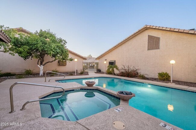 Building Photo - 3-bedroom townhome in great central Phoeni...