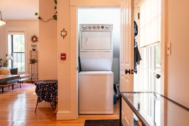 Building Photo - Beautiful 1 Bedroom In One Of Portlands Most Historic Buildings