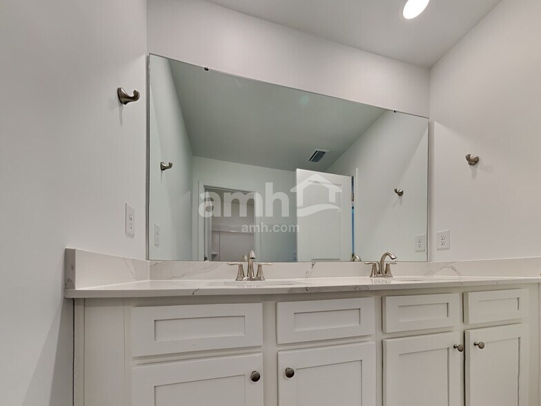 Building Photo - 110 Trevino Dr