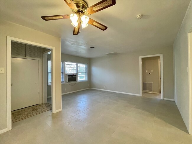 Building Photo - 1112 Southampton Dr