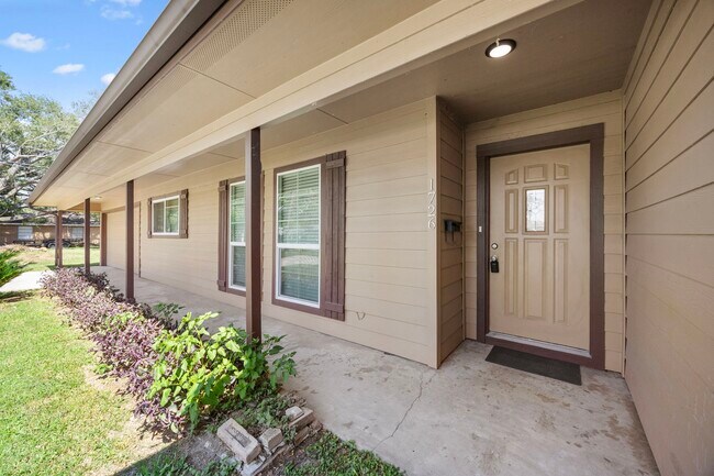 Building Photo - 1726 Wycliffe Dr