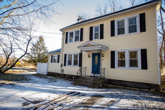 Building Photo - Large Fully Furnished Home, Must See!