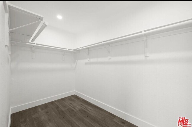 Building Photo - 6257 Lindley Ave