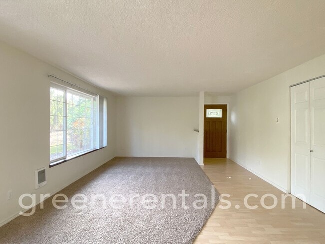 Building Photo - 2BR 1BA Duplex in Desired West Olympia Loc...