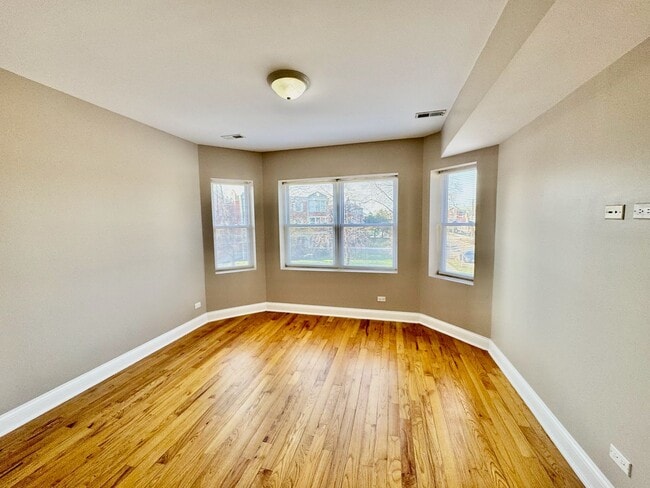 Building Photo - 3 Bedroom Apartment in Rogers Park