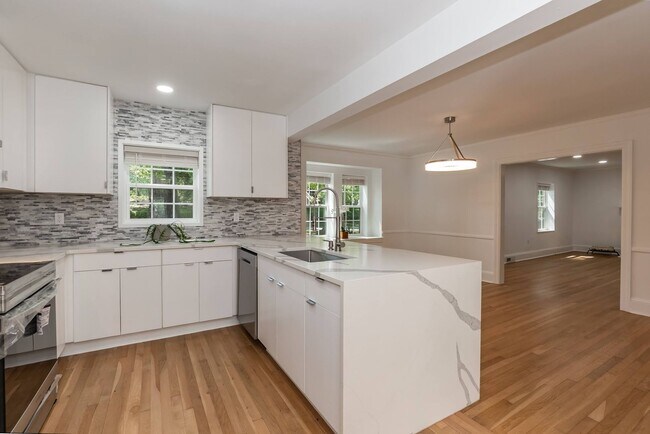 Building Photo - Sheek Updated Home With Pool!