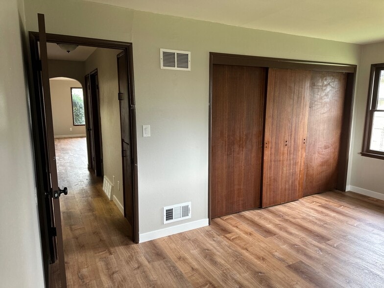 Building Photo - 8311 Bridgeport Way SW