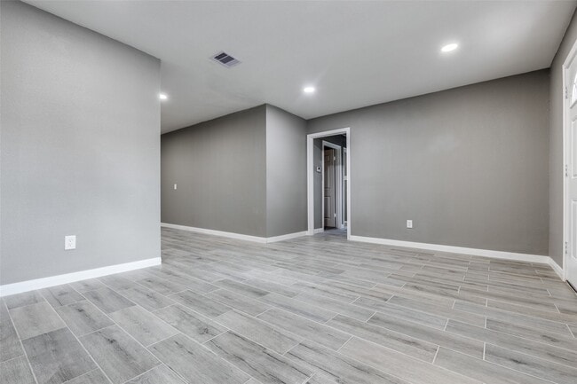 Building Photo - 200 Pine St