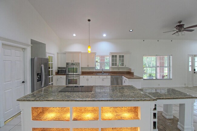 Building Photo - 10690 Barn Rd