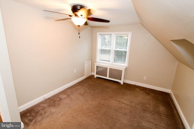 Building Photo - 319 W Cir