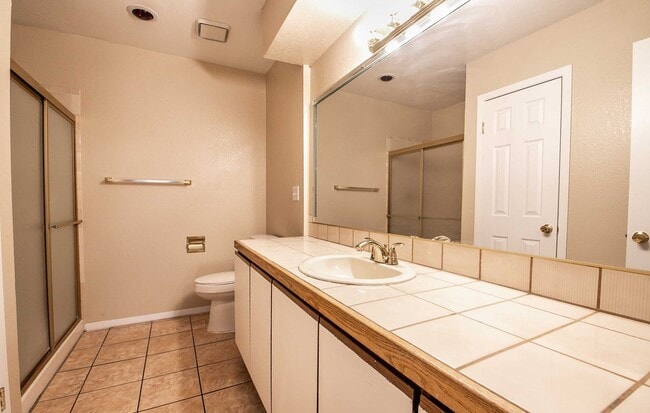 Building Photo - Great 2 Bedroom Condo