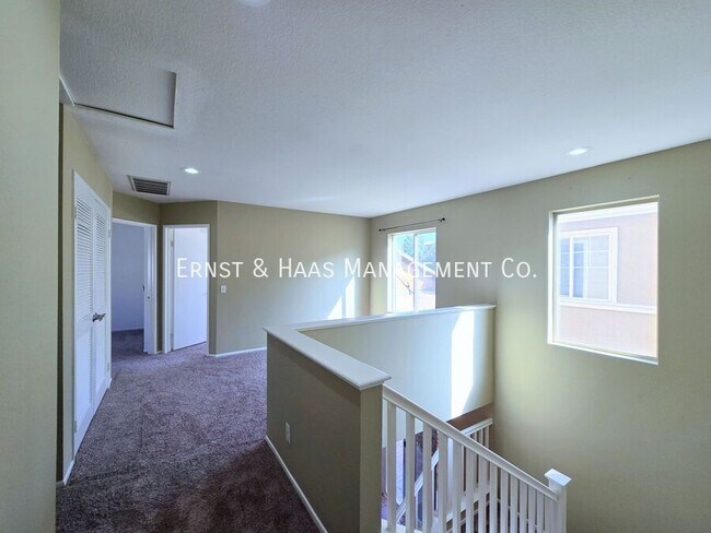 Building Photo - 2931 N Santa Fe Pl