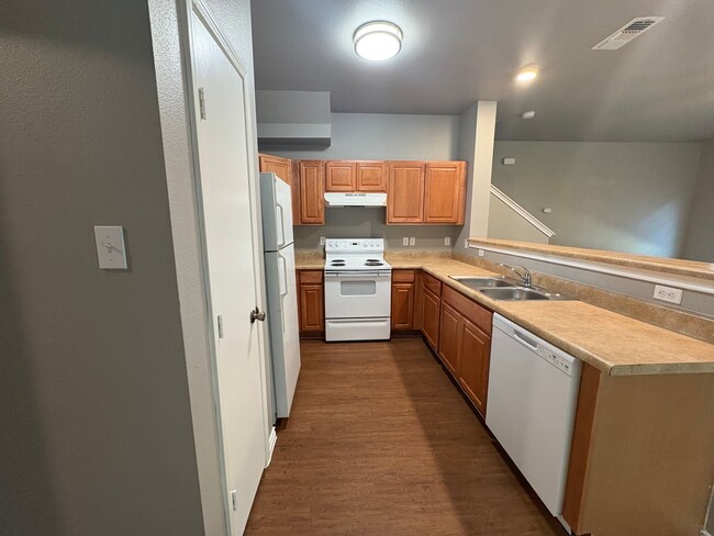 Building Photo - Newly Renovated Town-home