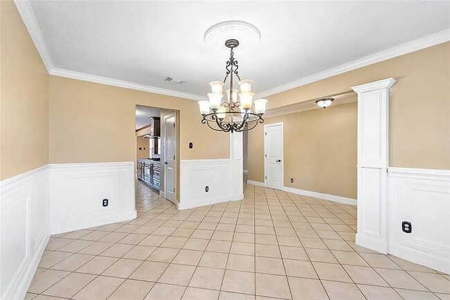 Building Photo - 7811 Fall Glen Dr