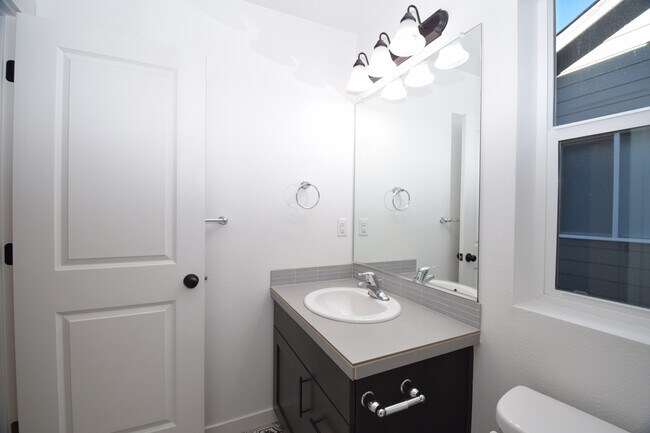 Building Photo - 828 S 24th Ave