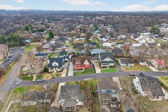 Building Photo - Great location, less than one mile from Historic Downtown Franklin.