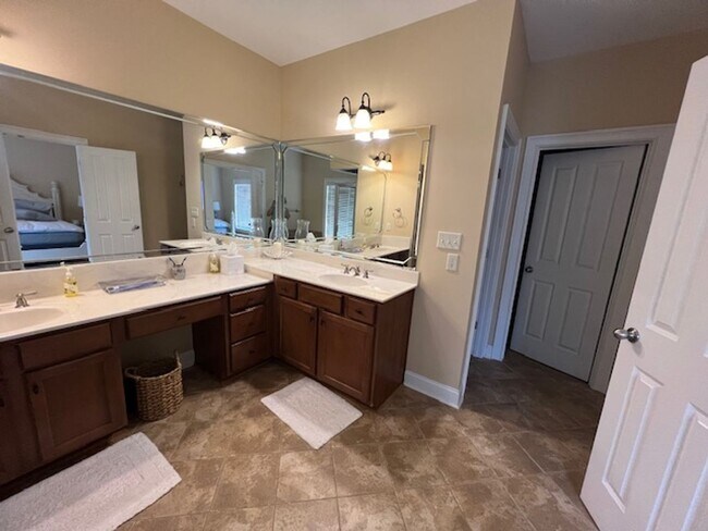Building Photo - 2 bed 2.5 Condo- Great Location!