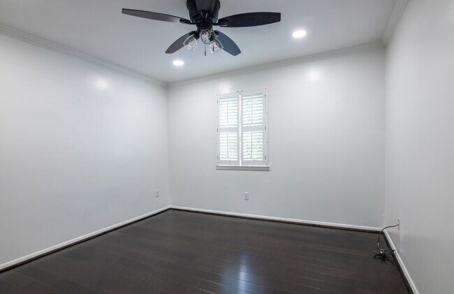 Building Photo - 1001 Woodland Vlg