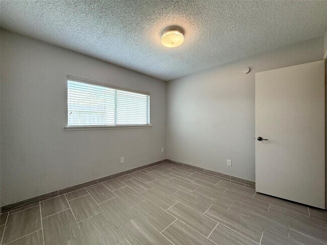 Building Photo - 2131 Highland Hills Dr