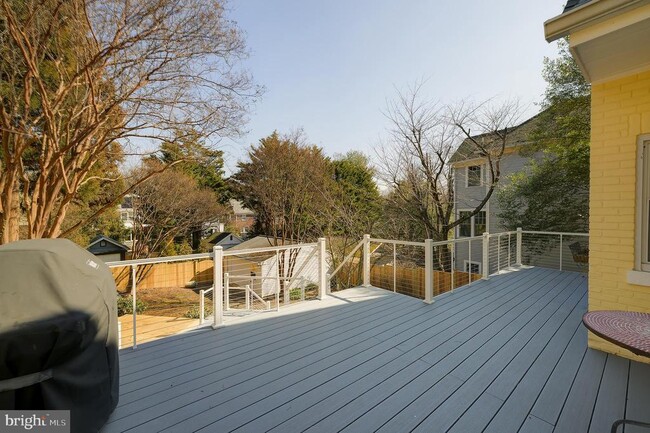 Building Photo - 5717 Chevy Chase Pkwy NW