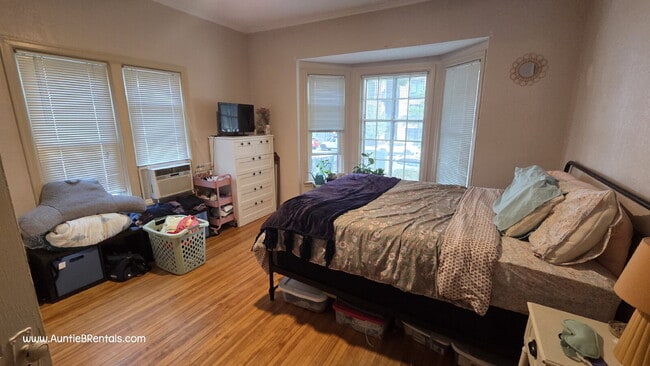 Building Photo - 2 bedroom - Duplex for RENT  Move in Nov 1st