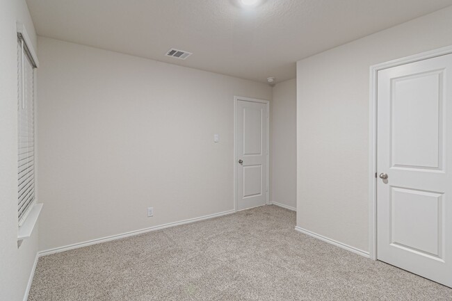 Building Photo - $300 OFF 1ST MONTH RENT IF YOU MOVE IN WIT...