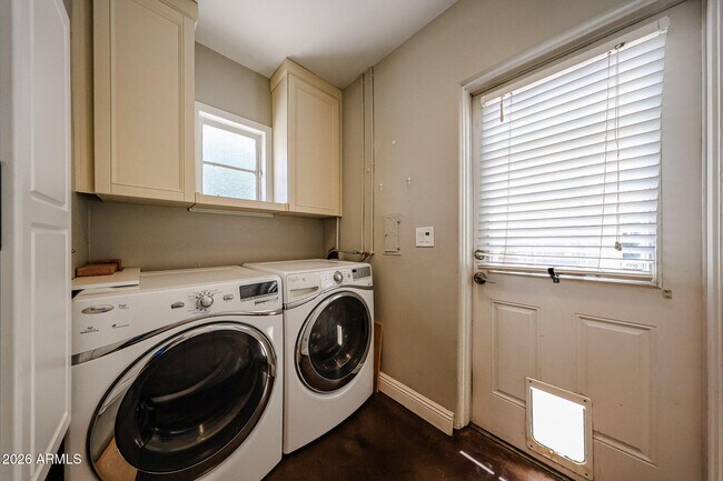 Building Photo - 1317 W Holly St