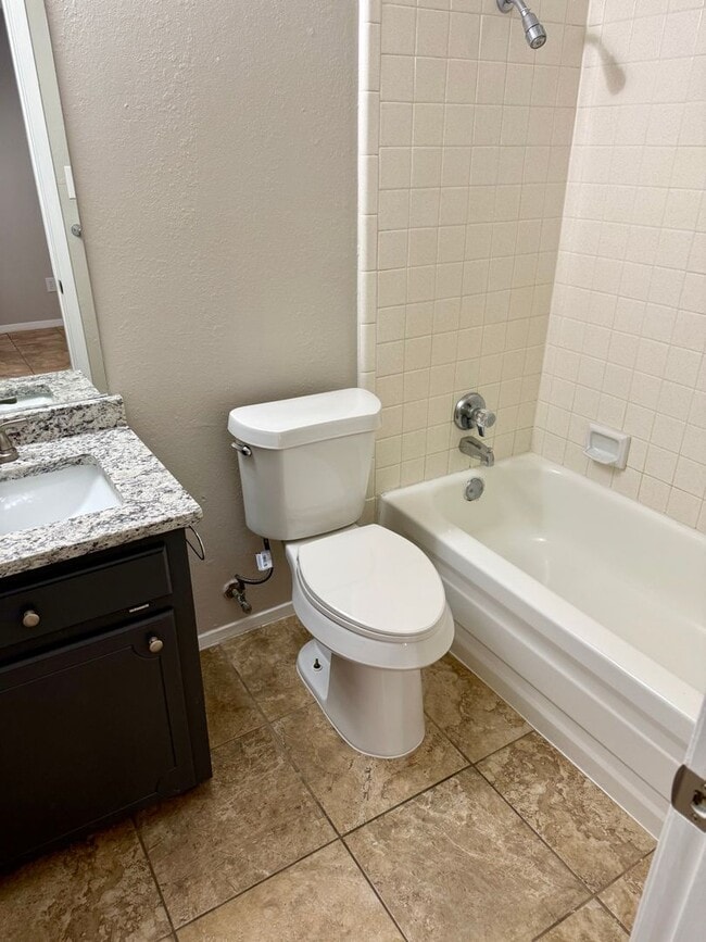 Building Photo - 2BD/2BA duplex in Hewitt!