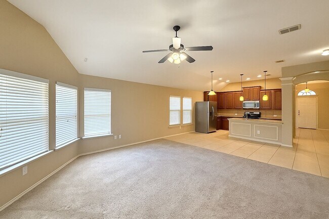 Building Photo - Beautiful, spacious 3B/2B home near the lake