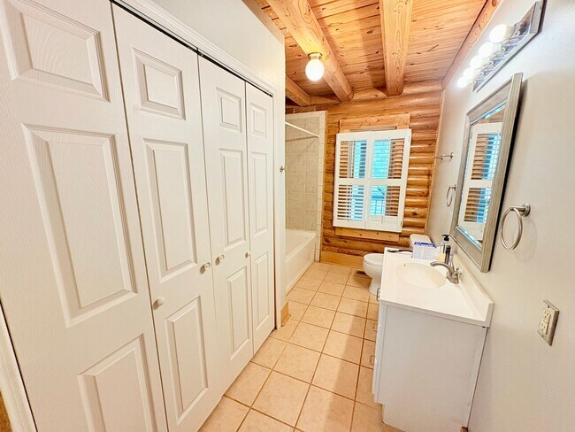 Building Photo - 413 Skyview Dr