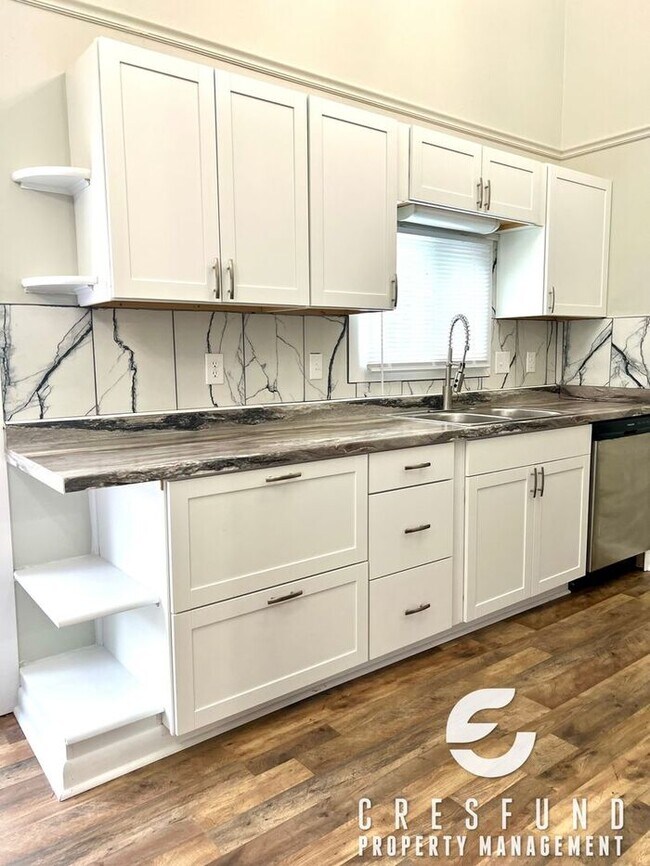 Building Photo - 3 BEDROOM AVAILABLE NOW - Convenient acces...