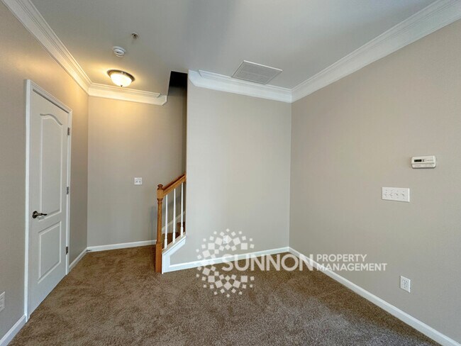 Building Photo - 3 Bedroom 2.5 Bathroom Townhome Near University Area