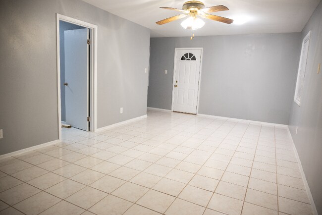 Building Photo - 1715 Jarrell Dr