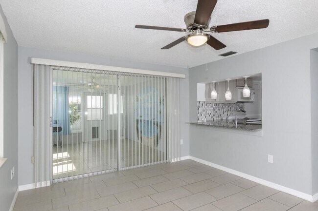 Building Photo - 12111 Meadowbrook Ln
