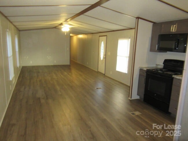 Building Photo - 368 Hudson White Trail
