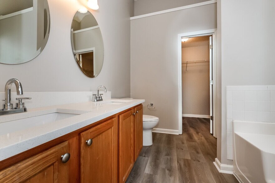 Building Photo - 5467 Sapphire Cir