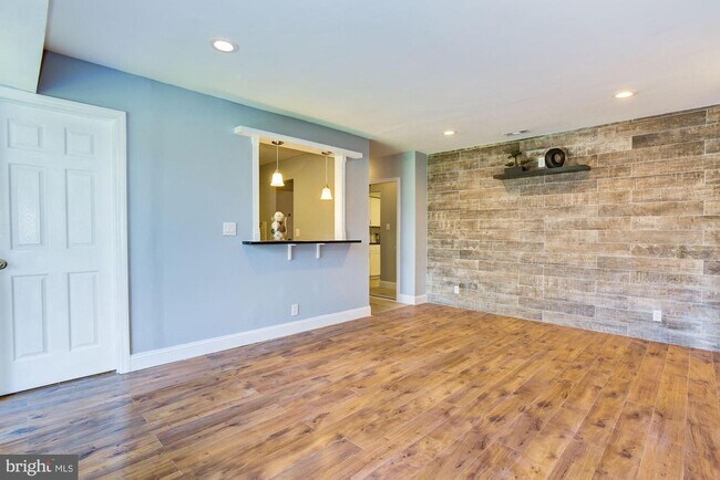 Building Photo - 114 Van Buren Rd