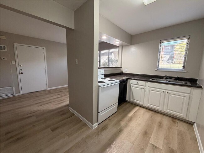 Building Photo - 3304 Red River St