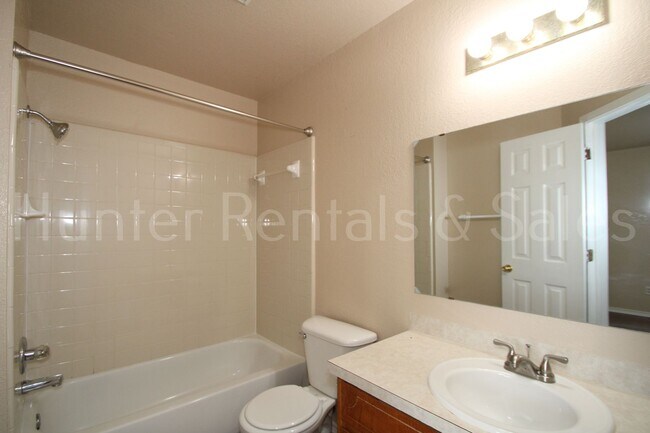 Building Photo - Spacious Three-Bedroom!