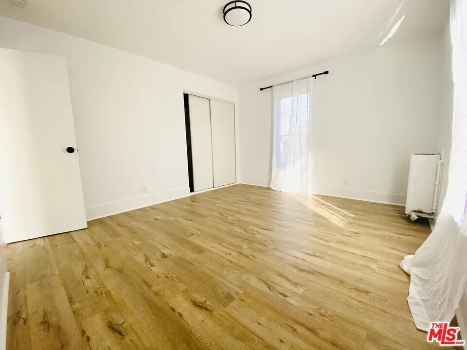 Building Photo - 651 Angelus Pl