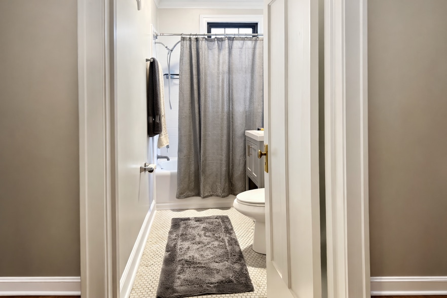 Building Photo - 3610 N Claremont Ave