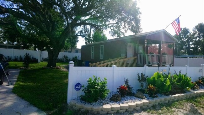 Building Photo - 2108 Roselawn Dr