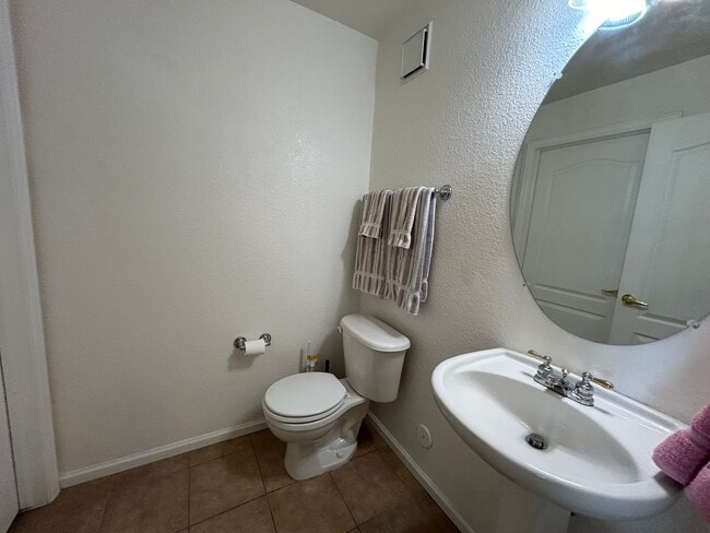 Building Photo - Fully Furnished 2 Bed, 2.5 Bath Fort Collins Townhome