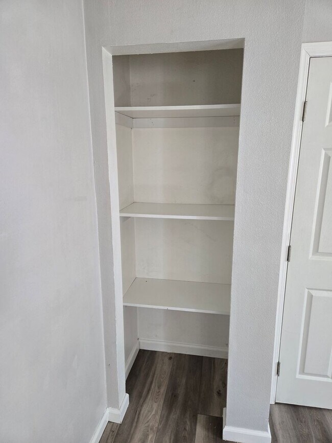 Building Photo - Studio Apartment Located in the Heart of D...