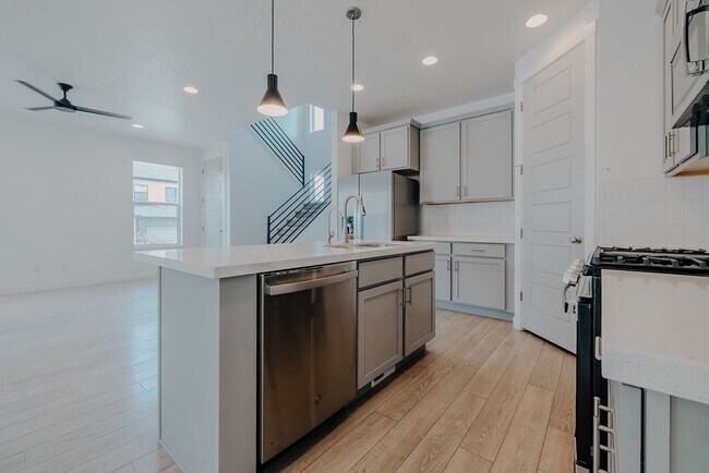 Building Photo - Stunning 4 Bedroom Home in Lehi with Great Amenities!