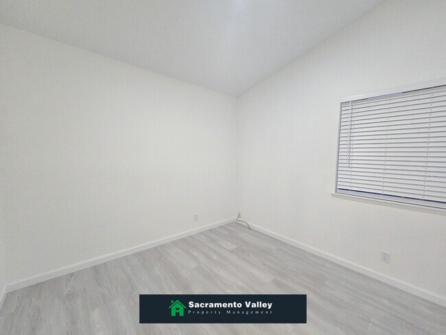 Building Photo - 6916 Shady Woods Way