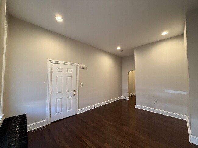 Building Photo - "Charming 1-Bedroom with Hardwood Elegance in Lancaster’s Heart!"
