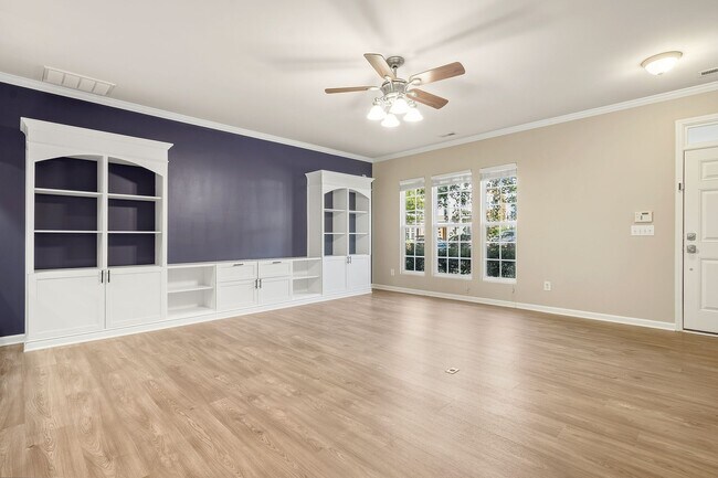 Building Photo - 3 Bedroom, 2.5 Bathroom Townhouse with Fen...