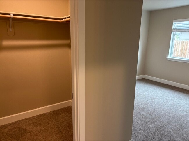 Building Photo - Newer Home in Redmond with Large Fenced Ba...